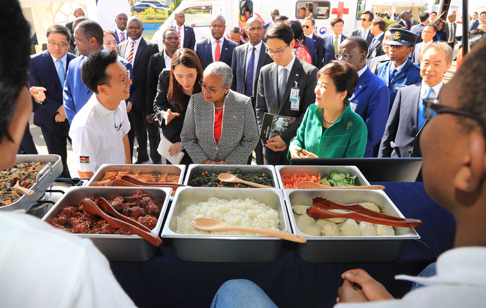 President Park Geun-hye and Kenyan first lady Margaret Kenyatta talk to the cooks at a Korea Aid test event in Nairobi