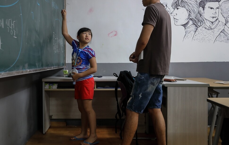 지난 5월 한국에 온 스베틀라나가 칠판에 쓴 한글이 맞는지 선생님에게 물어보고 있다.