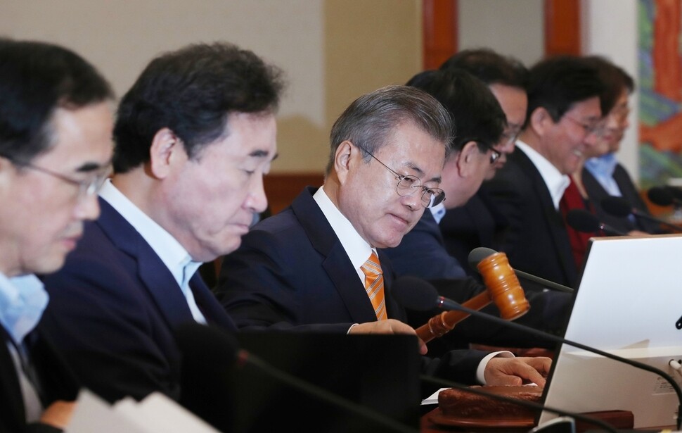 South Korean President Moon Jae-in presides over a Blue House cabinet meeting on Oct. 23. (Blue House photo pool)