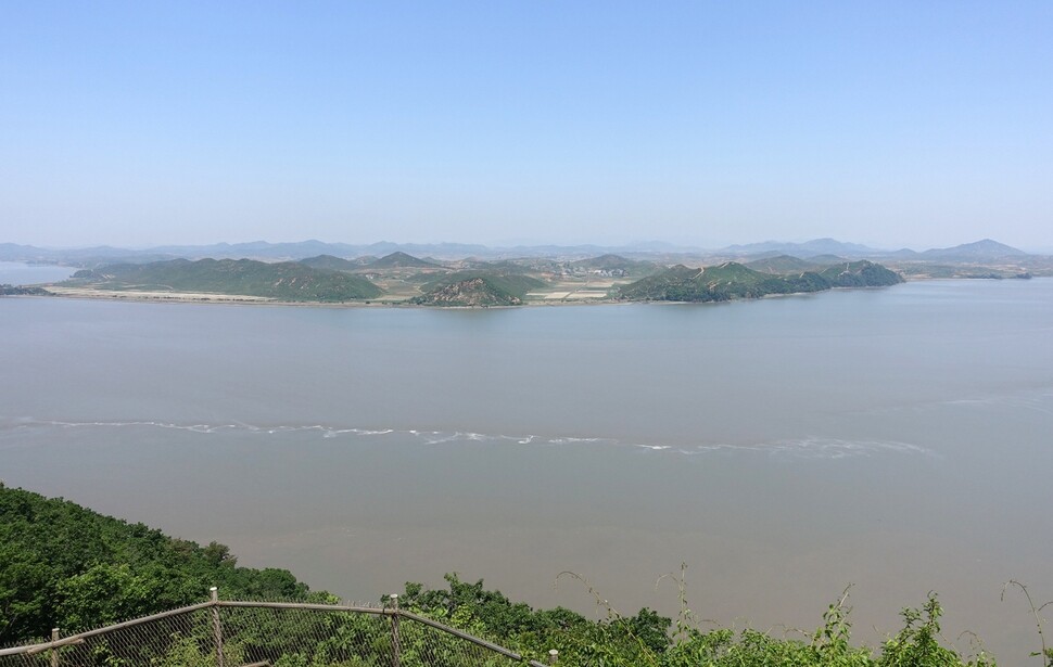 South and North Korea commence a hydrographic survey for the joint use of the Han and Imjin River estuaries on Nov. 5. (Park Kyung-man