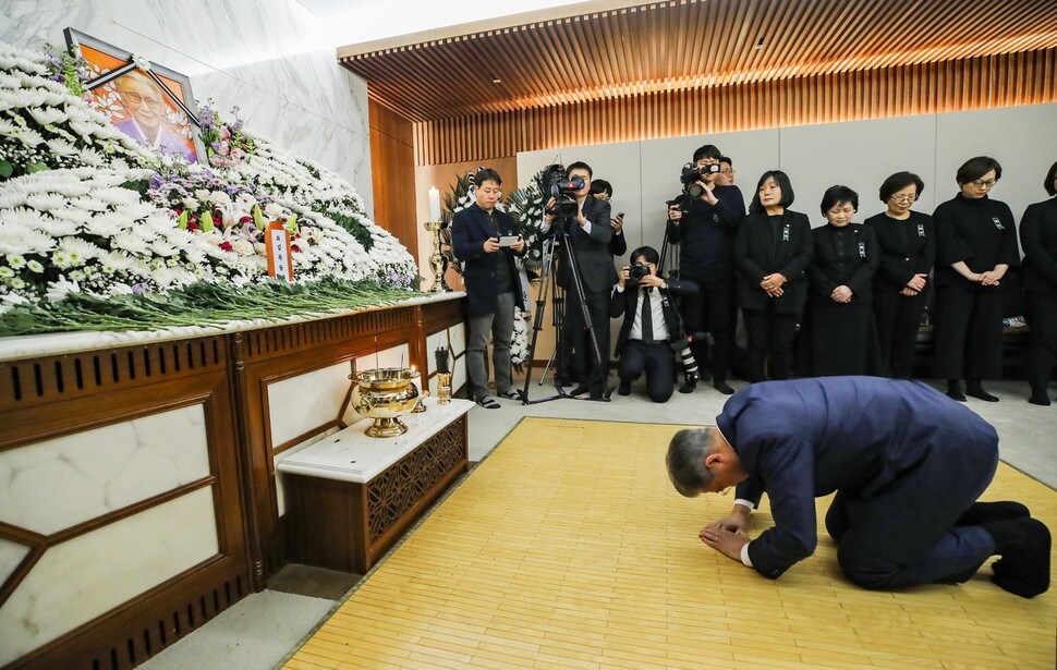 South Korean President Moon Jae-in pays his respects to former comfort woman and peace activist Kim Bok-dong at Severance Hospital’s funeral hall in Seoul on Jan. 29. (Blue House photo pool)