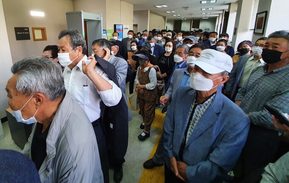 On June 8, the family members of persons who went missing during the Jeju Massacre line up in front of the Jeju District Court for the first hearing of a retrial of the missing persons, who were arrested and imprisoned on false charges. (Huh Ho-joon, Jeju correspondent)