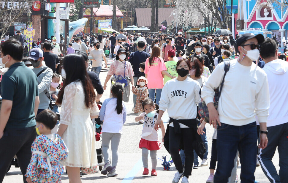 Seoul Land, an amusement park in Gwacheon, bustles with visitors enjoying the warm weather over the weekend. (Shin So-young/The Hankyoreh)