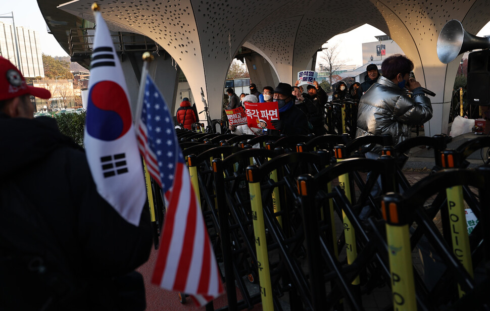 고위공직자범죄수사처가 내란 수괴(우두머리)·직권남용 혐의를 받는 대통령 윤석열의 체포영장을 유효기간인 6일 이전에 집행하겠다고 밝힌 2025년 1월1일 오후, 서울 용산구 한남동 대통령 관저 근처에서 대통령 탄핵 찬성과 반대를 외치는 시위대가 시위를 벌이고 있다. 이종근 선임기자 