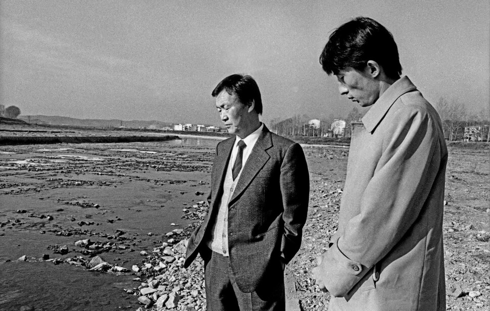 1988년 12월22일 정부의 12·20 조치에 따라 복역 중이던 시국 공안사건 관련자 128명이 전국 교도소에서 풀려난 가운데 박종철씨 고문치사 사건의 원인이 됐던 박종운씨(왼쪽)가 박종철 열사의 아버지 박정기씨와 함께 유해가 뿌려진 임진강을 찾아 고인의 명복을 빌고 있다.
