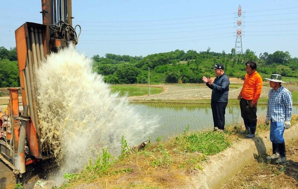 5월30일 극심한 가뭄으로 몸살을 앓는 충남 예산군 대술면 화산리 관정에서 물이 솟구쳐올랐다. 이 관정은 예산군이 농업용수 공급을 위해 뚫은 것이다.
