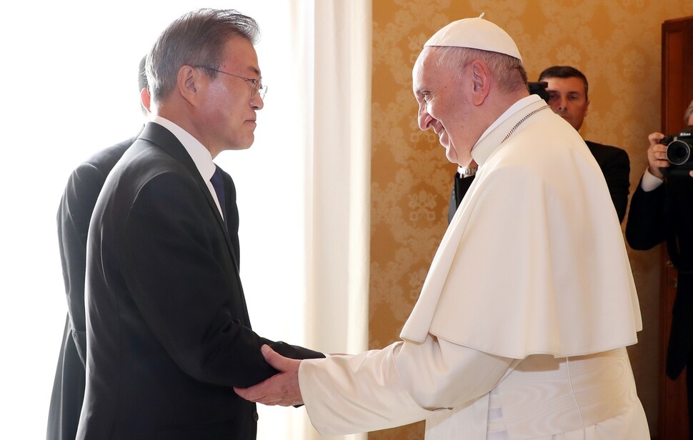 South Korean President Moon Jae-in speaks with Pope Francis in Vatican City on Oct. 18. (Blue House photo pool)