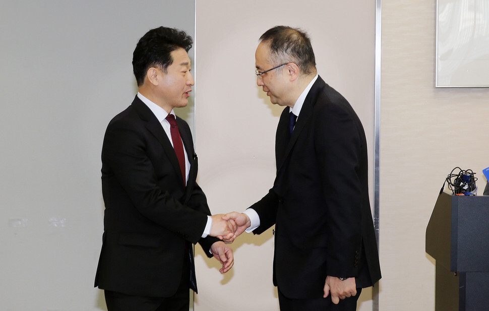 Lee Ho-hyeon, director-general of trade policy for South Korea’s Ministry of Trade, Industry, and Energy (MOTIE), and Yoichi Ida, director-general of the trade control department at Japan’s Ministry of Economy, Trade, and Industry (METI), meet for talks in Tokyo on Dec. 16. (provided by MOTIE)
