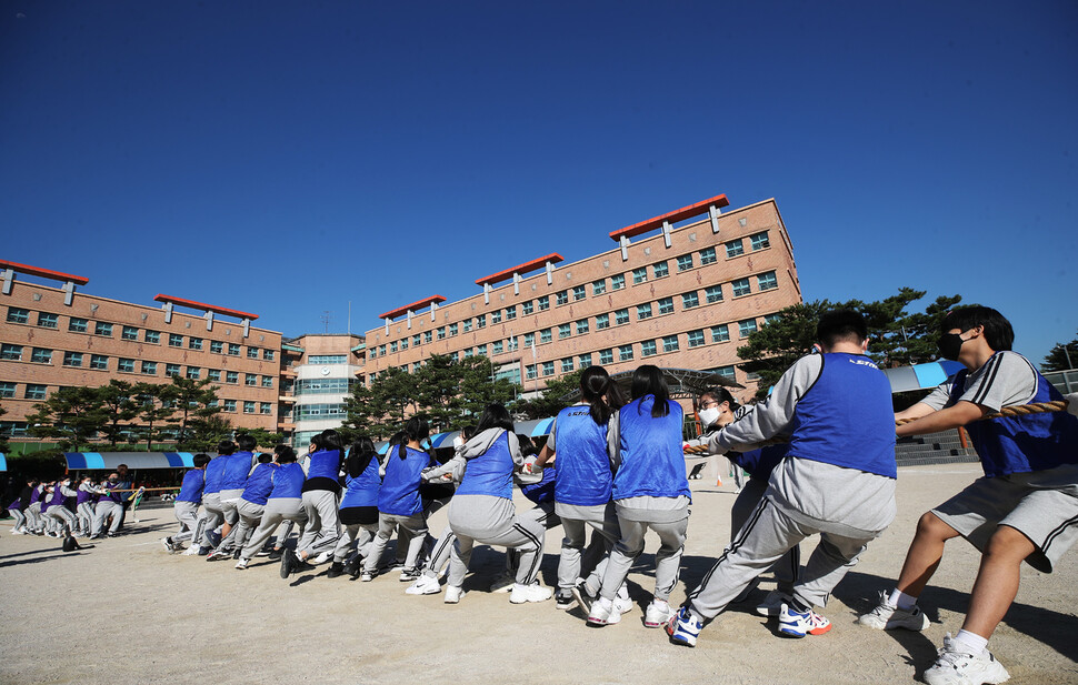 28일 오전 경기도 수원시 권선구 칠보중학교에서 1학년 학생들이 줄다리기 게임을 하고 있다. 연합뉴스