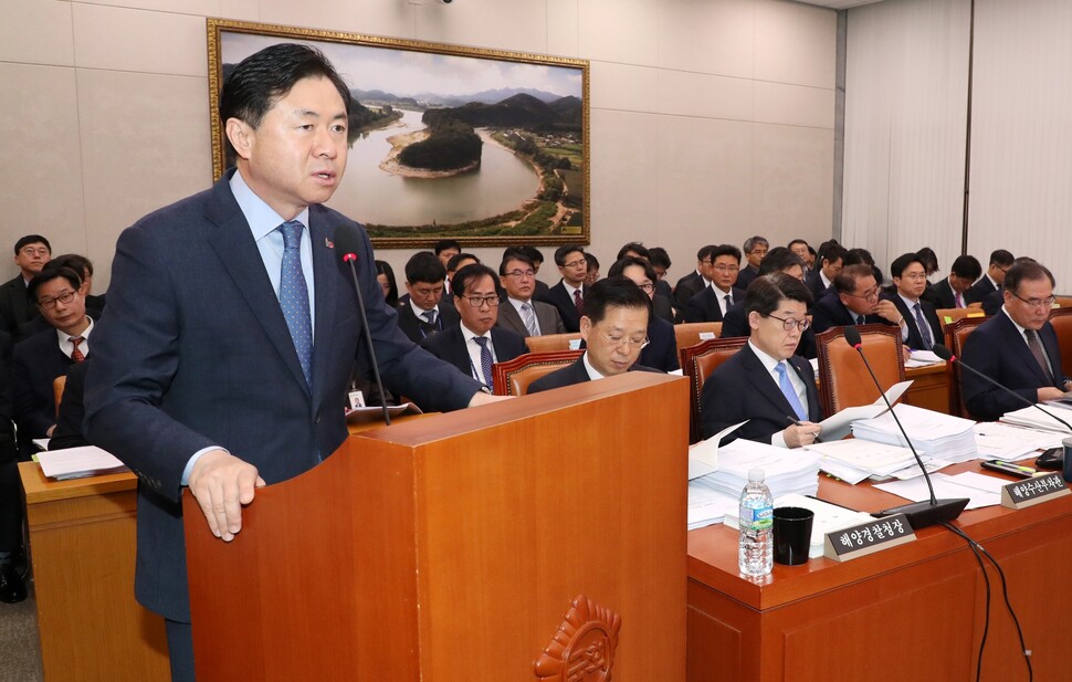 2019년 당시 김영춘 해양수산부 장관(왼쪽)이 국회 농림축산식품해양수산위원회 전체회의에서 업무보고를 하고 있다. 연합뉴스