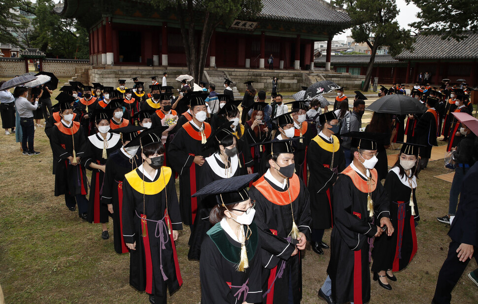 SKKU graduates take part in the “goyurye” ritual at Daeseong Hall, located inside the Humanities and Social Sciences Campus at Sungkyunkwan University in the Jongno District of Seoul, on Aug. 25.