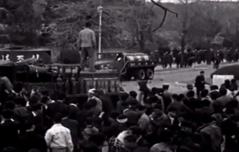 1960년 4월19일 오후 서울 종로구 경무대(청와대) 앞 효자로에서 경찰이 시민에게 발포하기 직전의 모습. KTV에서 뽑음.