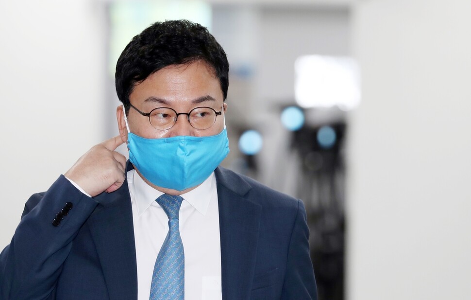 이상직 전 더불어민주당 의원이 2020년 9월24일 서울 영등포구 국회 소통관으로 들어서고 있다. 공동취재사진