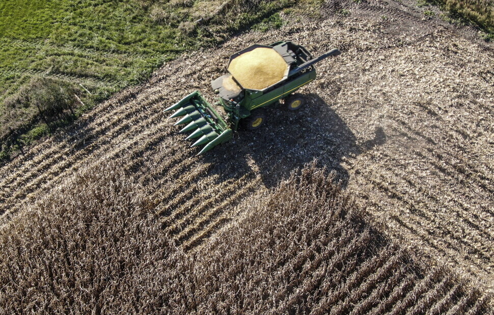 A farm in Waukegan, Illinois, harvests its soybean crop on Friday. (EPA/Yonhap News)