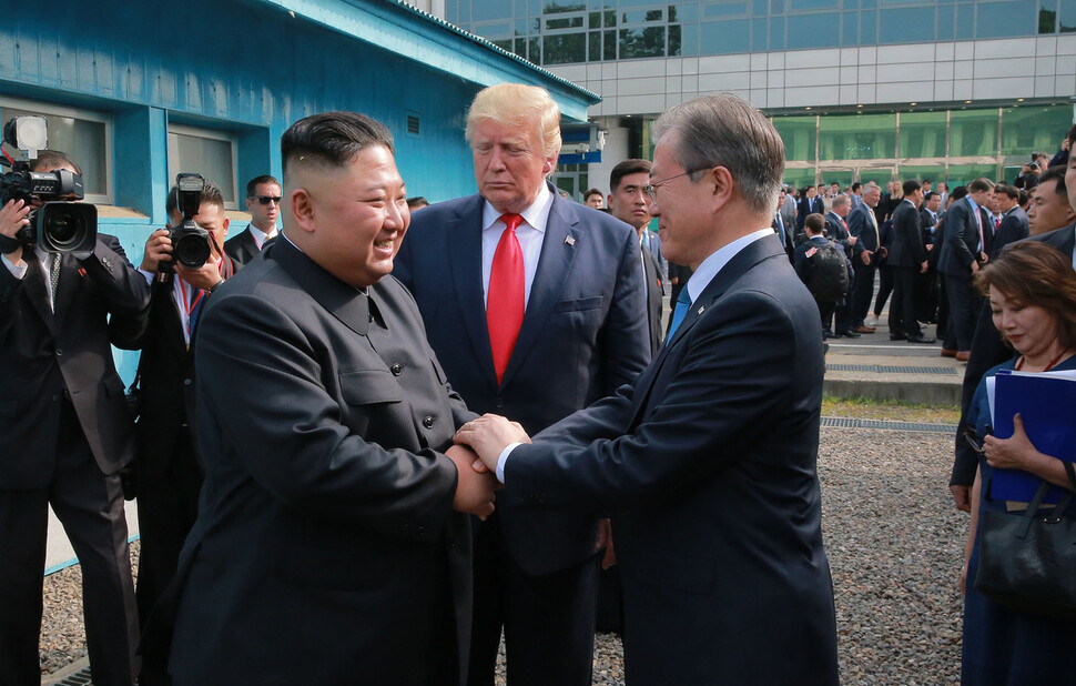 2019년 6월30일 문재인 대통령(오른쪽)과 김정은 북한 국무위원장이 두손을 맞잡고 대화하고 있다. 가운데는 도널드 트럼프 미국 대통령. 남·북·미 정상이 함께 만난 것은 1953년 한국전쟁 정전 이후 66년만에 처음이었다. 연합뉴스