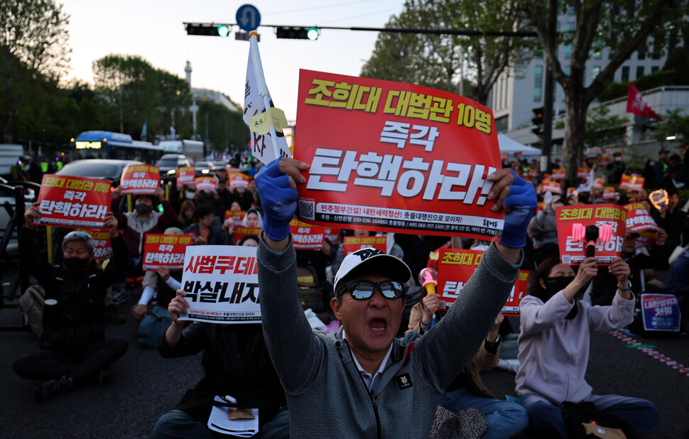 ‘민주정부건설 내란세력청산 촛불대행진’이 2025년 5월7일 저녁 서울 서초구 대법원 옆 도로에서 열려 참석자들이 손팻말을 든 채 구호를 외치고 있다.