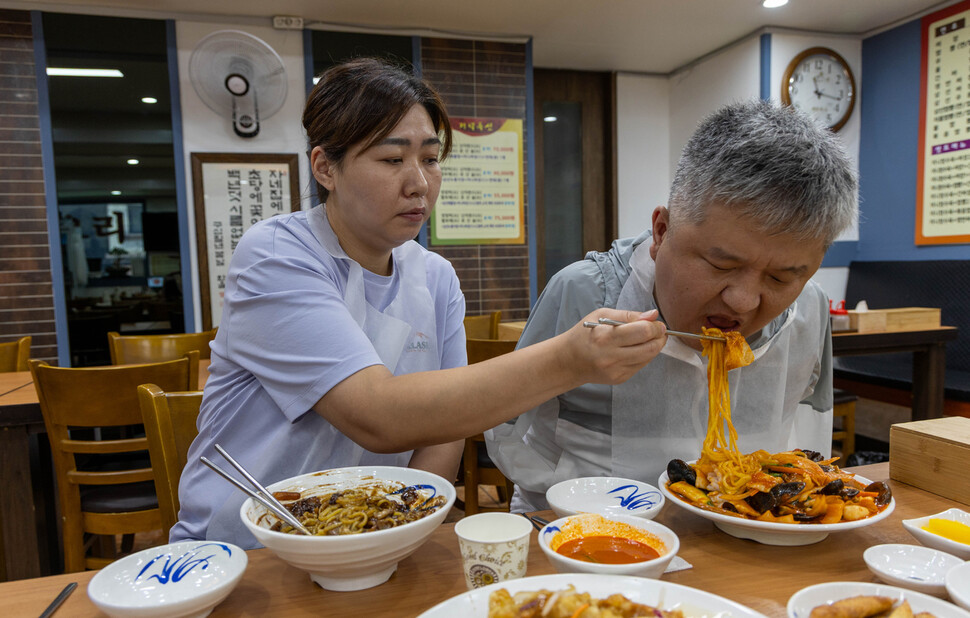중증화상 산재로 양팔을 절단한 이주노동자 오기나가 2025년 9월16일 서울 병원에서 치료를 마친뒤 인근 식당에서 아내가 먹여주는 음식을 먹고 있다. 김진수 선임기자 jsk@hani.co.kr