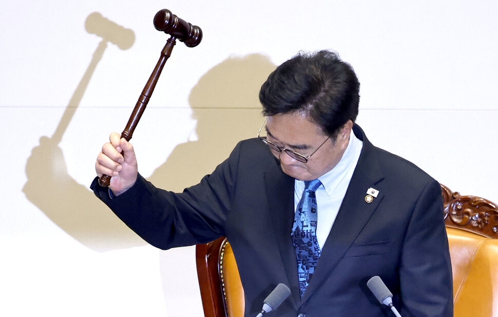 우원식 국회의장이 8일 본회의 산회를 선언하면서 굳은 표정으로 의사봉을 두드리고 있다. 윤운식 선임기자 yws@hani.co.kr