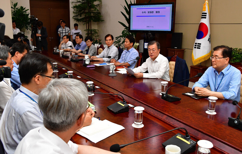 South Korean President Moon Jae-in addresses his senior aides and secretaries at the Blue House on Aug. 6 after returning from his short summer holiday. (Blue House photo pool)