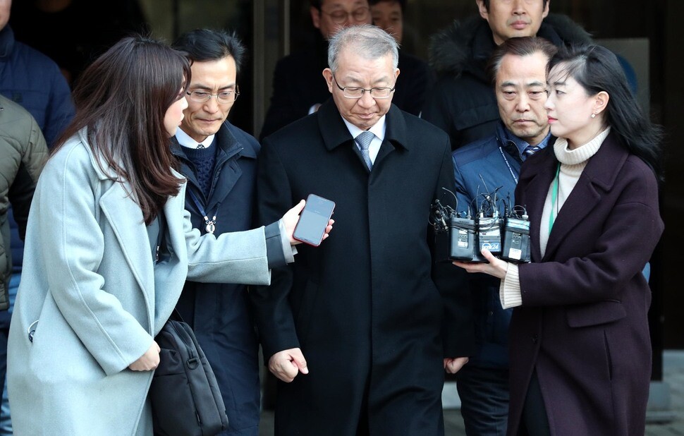 Former Supreme Court Chief Justice Yang Sung-tae heads to Seoul Detention Center after being questioned at the Seoul Central District Court on Jan. 23. (Park Jong-shik