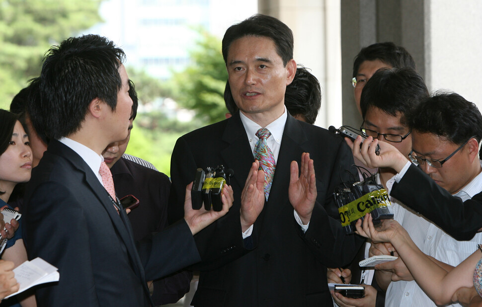 국무총리실의 민간인 불법사찰 피해자인 김종익씨가 2010년 7월 검찰 조사를 받기 위해 서울중앙지검에 들어가고 있다. 한겨레 자료