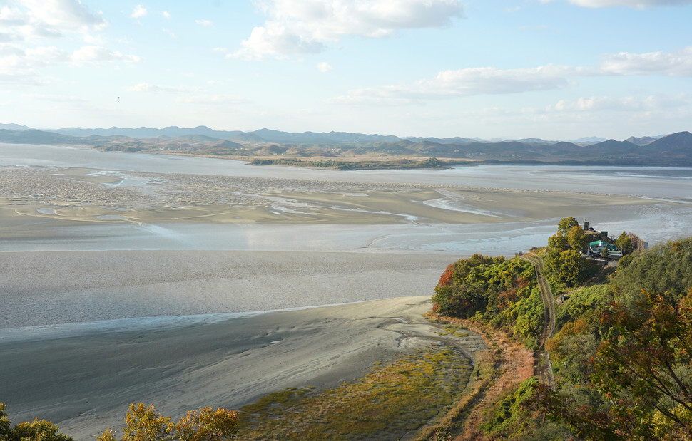 The Han River estuary as viewed from Odusan (Mt. Odu) Unification Observatory (all photos by Park Kyung-man)