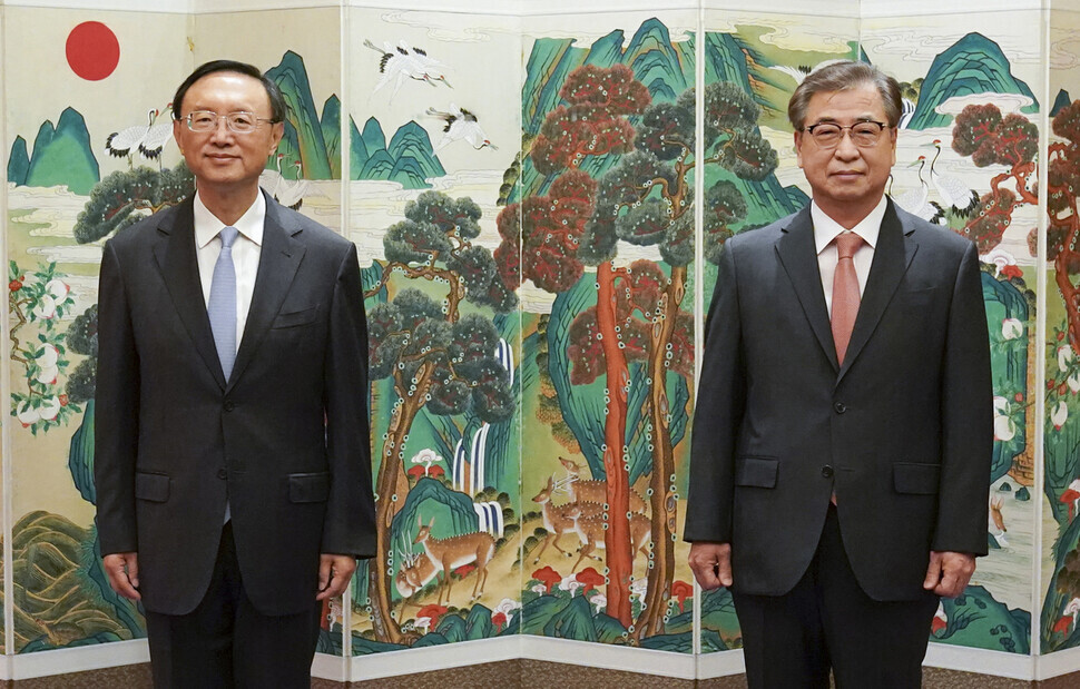 Yang Jiechi, a Chinese Community Party Politburo member, and Blue House National Security Office Director take a commemorative photograph at the Westin Chosun Busan hotel on Aug. 22. (Yonhap News)
