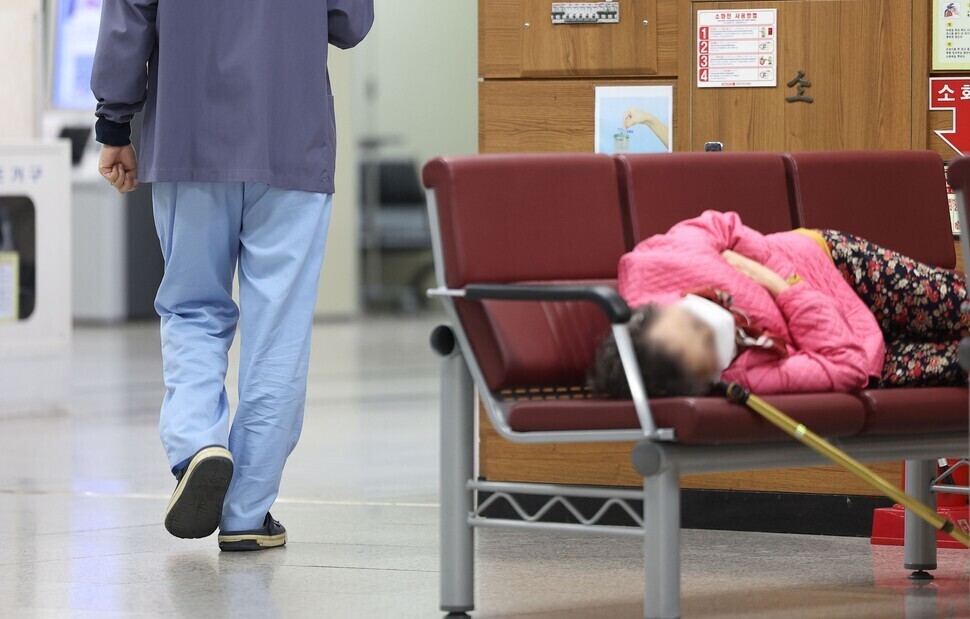 A person lies on a bench in the waiting room of a university-affiliated hospital in Daegu on April 22, 2024, amid a protracted standoff between trainee doctors and the government over a plan to increase medical school admissions. (Yonhap)
