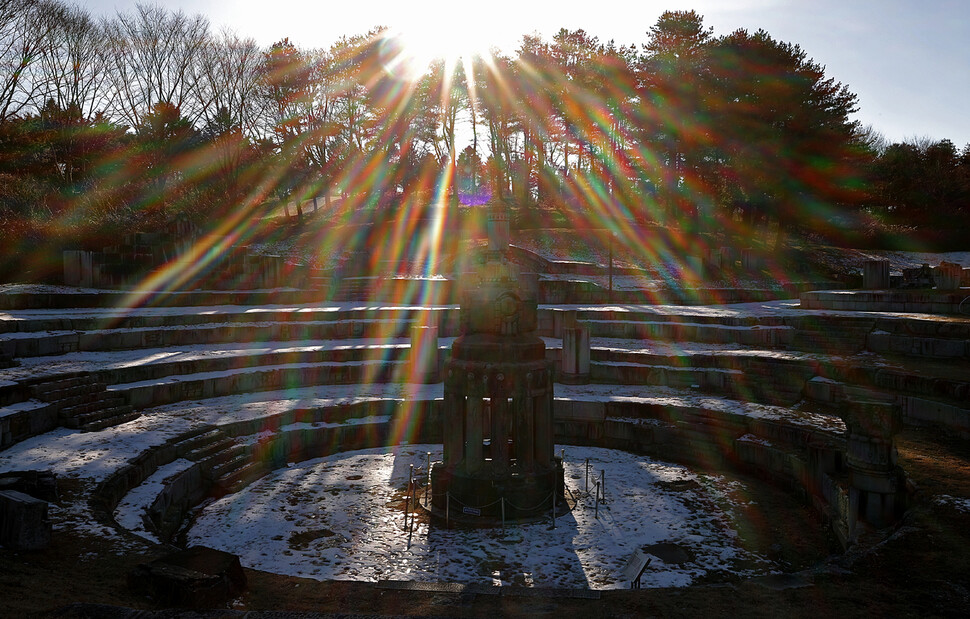 충남 천안시 동남구 목천읍 독립기념관 안 조선총독부 철거 부재 전시공원에 있는 조선총독부의 첨탑. 2024년 마지막 지는 해를 맞고 있다.