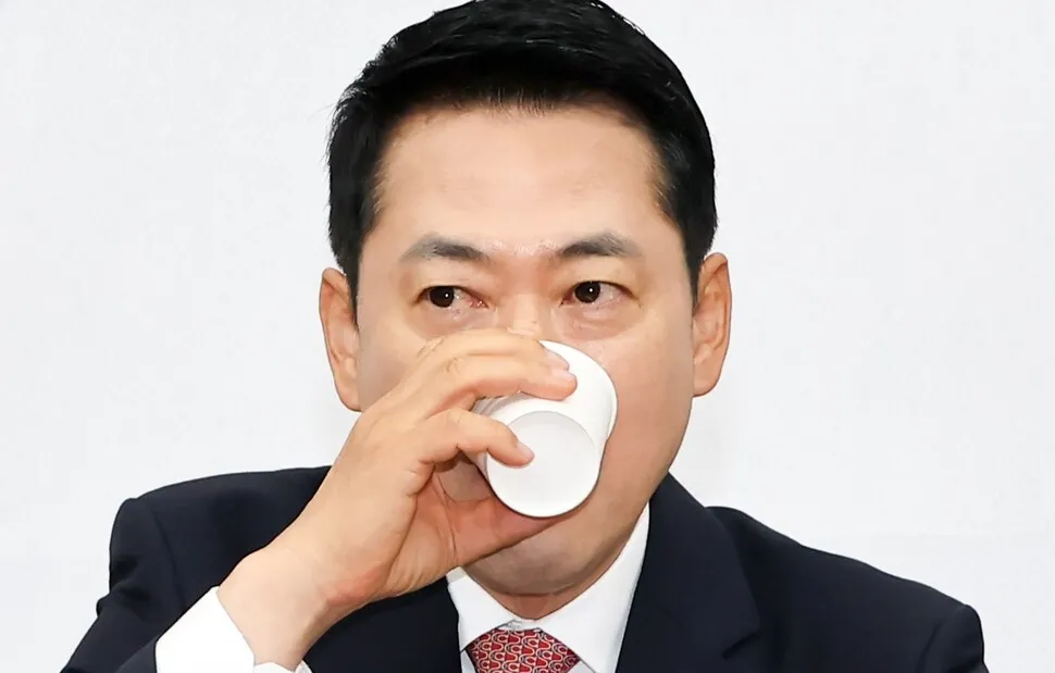 "1번 장동혁, 돌에 딱 새겨 있다"...2028 공천배제 명단 만든다는 조갑... - 뉴스 썸네일 이미지