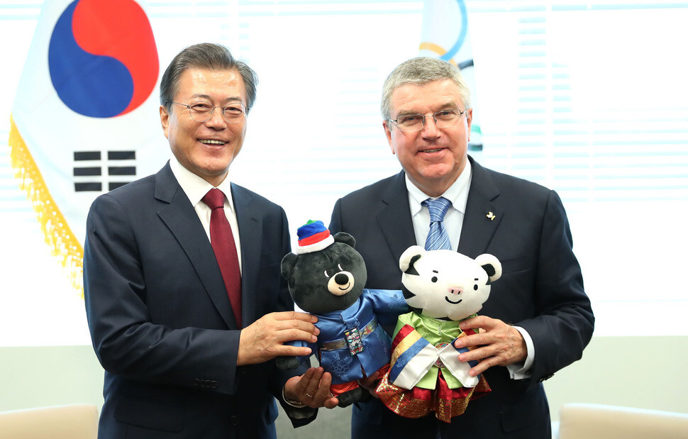 President Moon Jae-in presents a gift of Olympic mascots to International Olympic Committee chairman Thomas Bach while in New York to attend a meeting of the UN General Assembly on Sept. 19 (Blue House Photo Pool)