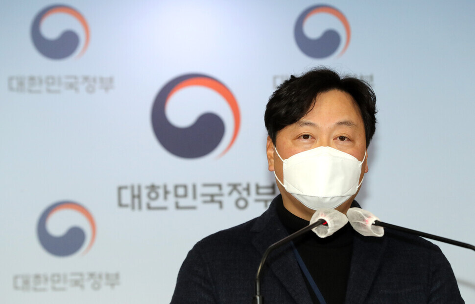 Ministry of Trade, Industry and Energy spokesperson Shin Hee-dong delivers a briefing at the Central Government Complex in Seoul on Jan. 31 on allegations that the administration attempted to build a nuclear power plant in North Korea. (Yonhap News)