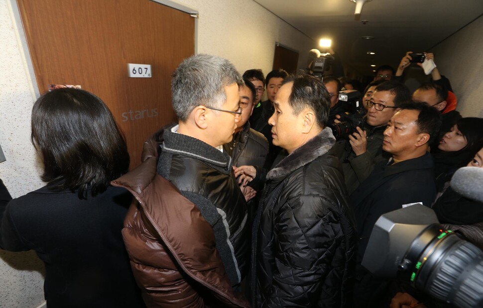민주통합당, 중앙선거관리위원회, 서울 수서경찰서 관계자들이 2012년 12월11일 ‘국정원 직원이 인터넷 댓글을 다는 등 선거운동을 한다는 의혹’을 받은 오피스텔을 방문했다. 한겨레 자료