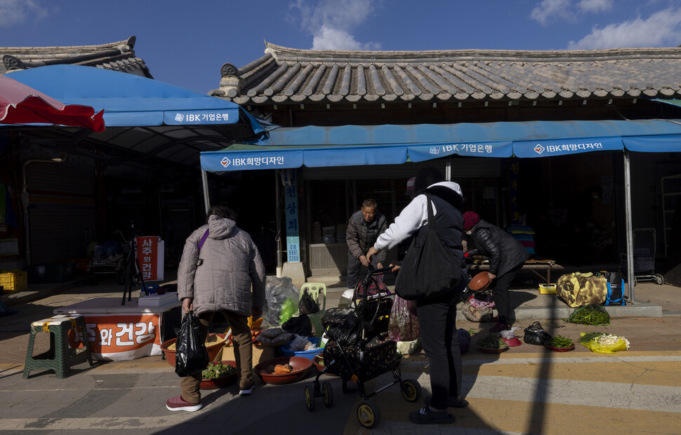 장이 서면 네 개 블록에 자리잡은 점포가 일제히 문을 연다. 구례 전통시장 상가가 기와지붕으로 깔끔하게 재정비됐다.