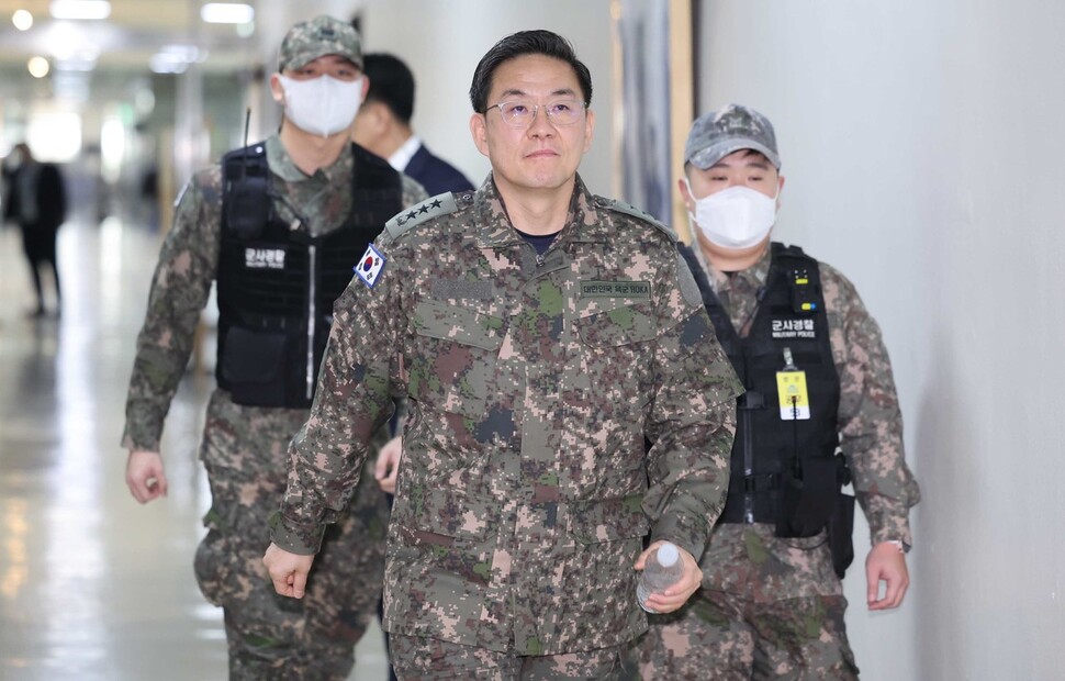전 수도방위사령관 이진우(가운데)가 2025년 1월14일 서울 영등포구 국회에서 열린 ‘윤석열 정부의 비상계엄 선포를 통한 내란 혐의 진상규명 국정조사 특별위원회’ 청문회장으로 이동하고 있다. 연합뉴스