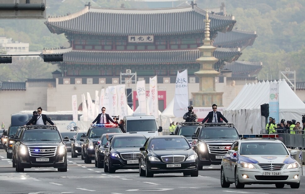 문재인 대통령과 남북 정상회담 수행원들을 태운 차량이 4월27일 오전 서울 광화문 세종대로를 지나 회담이 열리는 경기도 파주 판문점으로 향하고 있다.