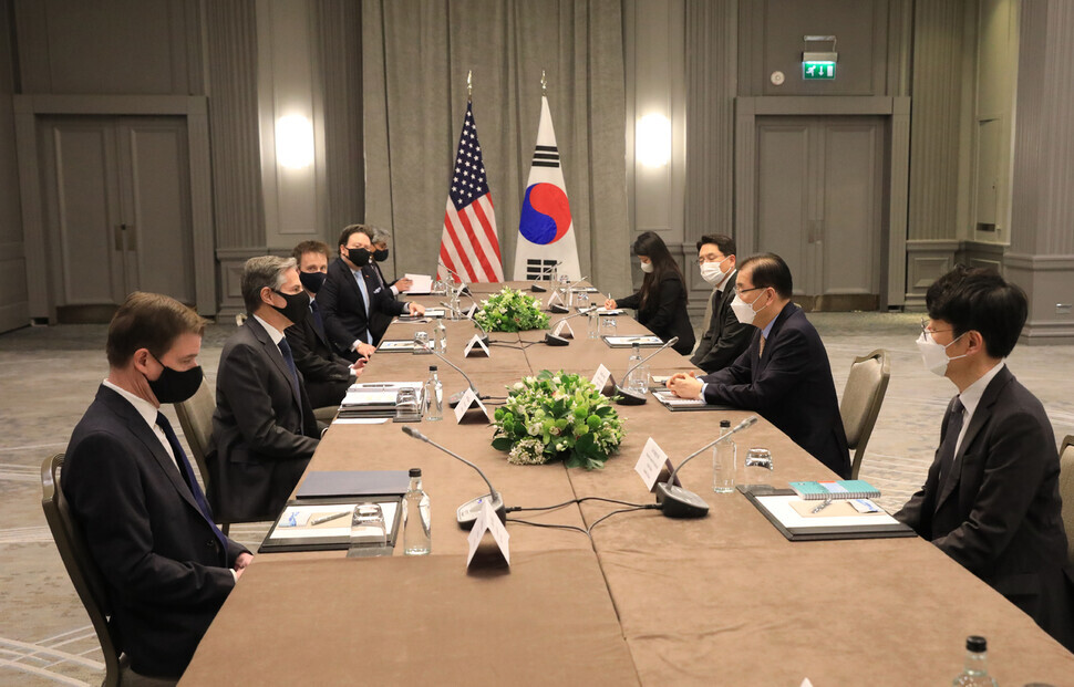 South Korean Foreign Minister Chung Eui-yong meets with US Secretary of State Antony Blinken in London on Monday. (provided by the Ministry of Foreign Affairs)