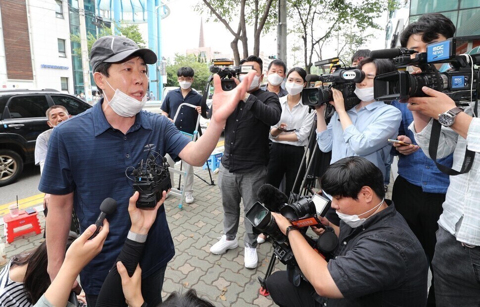 Fighters for a Free North Korea President Park Sang-hak speaks to reporters in June last year in front of the Keunsaem office in Seoul where his younger brother Park Jung-oh serves as the president after South Korea police raided the organization’s office. (Kim Bong-gyu/The Hankyoreh)