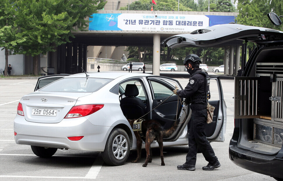 A police dog searches a car for explosives during a joint anti-drone terror drill on Tuesday. (Kim Gyoung-ho /The Hankyoreh)
