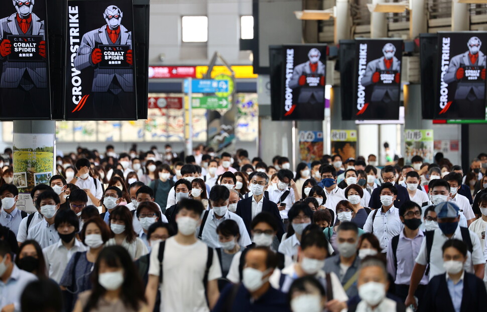 일본 도쿄에서 마스크를 쓴 시민들이 걷고 있다. REUTERS