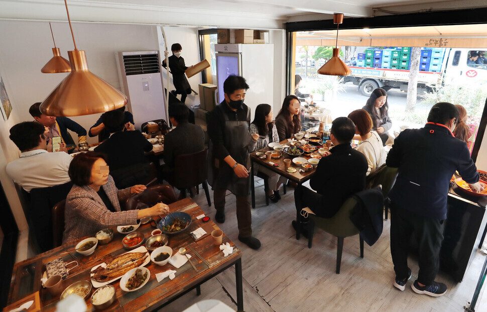 Diners enjoy meals at a restaurant in central Seoul’s Jung District on Monday, Nov. 1, the day that marked South Korea’s transition to a gradual return to normal life. (Shin So-young/The Hankyoreh)