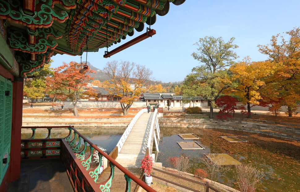 Embers glow in the agungi fire pit at Hyangwonjeong Pavilion. (Kim Hye-yun/The Hankyoreh)