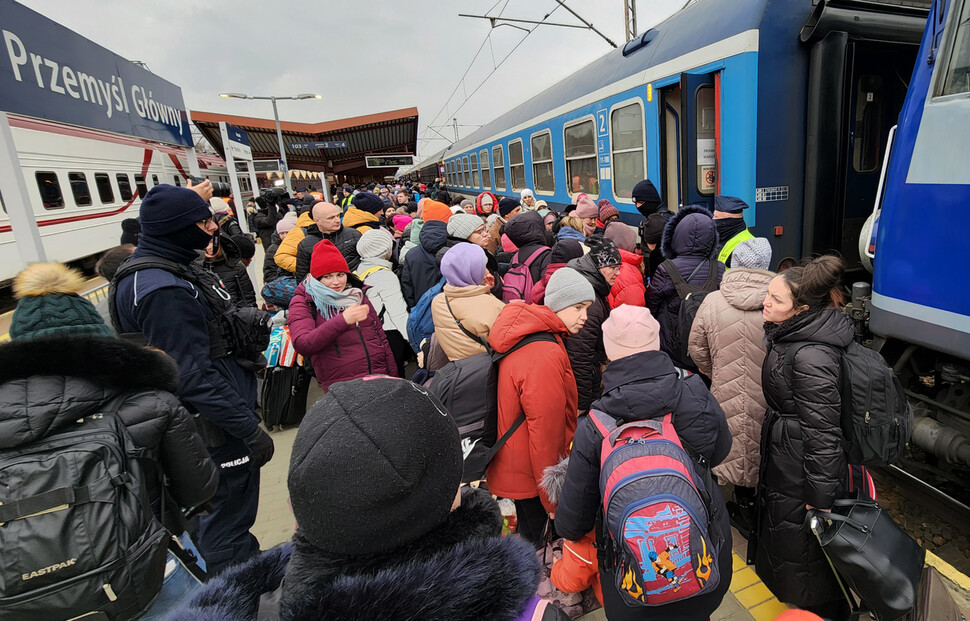 7일(현지시각) 폴란드 남동부 프셰미실 중앙역 승강장에 바르샤바행 열차에 오르려는 시민들과 우크라이나 난민들이 줄 서 차례를 기다리고 있다. 프셰미실/김혜윤 기자