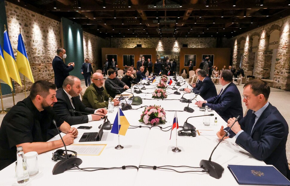 우크라이나 대표단(왼쪽)과 러시아 대표단이 2022년 3월29일(현지시각) 터키 이스탄불의 돌마바흐체 궁전에서 협상 테이블에 마주 앉아 있다. TASS 연합뉴스