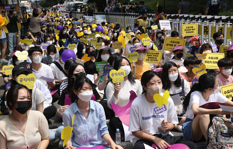 Participants in the Aug. 10 Wednesday Demonstration call on the Japanese government to issue a formal apology to victims of the comfort women system.