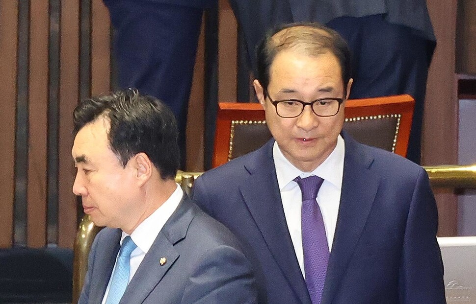 윤관석(왼쪽), 이성만 의원이 2023년 6월12일 오후 국회 본회의에서 자신들에 대한 체포동의안에 투표하고 자리로 이동하고 있다. 김봉규 선임기자 bong9@hani.co.kr