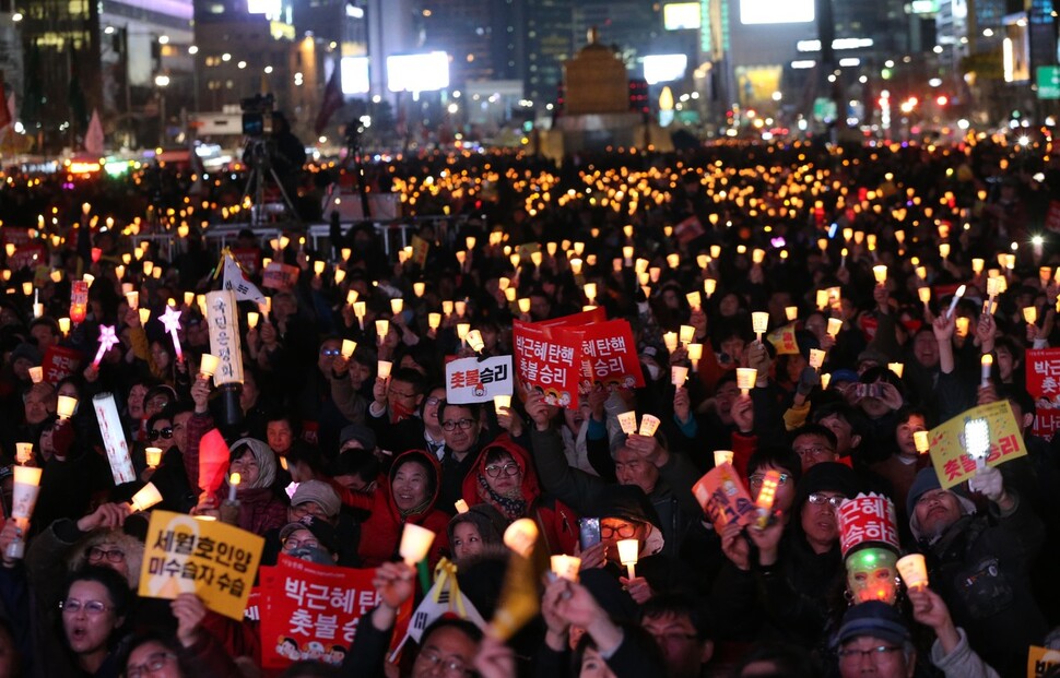 헌법재판소의 탄핵 인용으로 박근혜 대통령이 파면된 2017년 3월10일 저녁 서울 광화문광장에 모인 시민들이 ‘촛불 승리’를 자축하고 있다. 한겨레 강창광 선임기자 chang@hani.co.kr