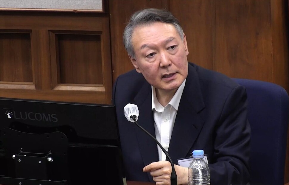 내란 우두머리 윤석열이 2025년 12월29일 서울 서초구 서울중앙지방법원에서 열린 재판에 출석해 발언하고 있다. 서울중앙지방법원 제공