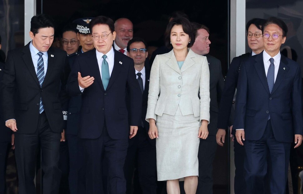 주요 7개국(G7) 정상회의 참석을 계기로 유럽 순방길에 나서는 이재명 대통령과 김혜경 여사가 9일 오전 경기 성남시 서울공항에서 공군 1호기에 탑승하기 위해 이동하고 있다. 박종식 기자 anaki@hani.co.kr