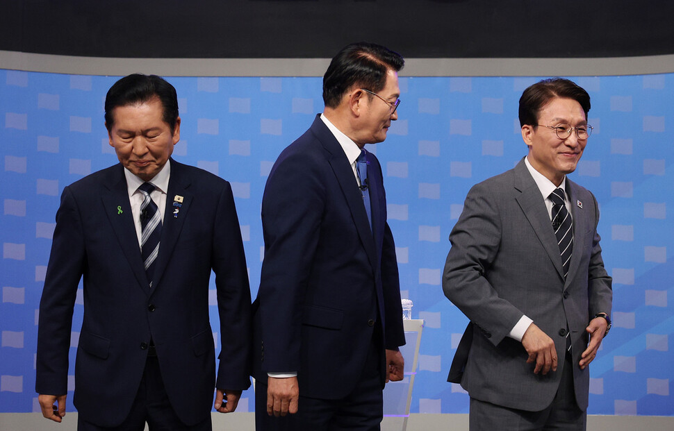 더불어민주당 정청래(왼쪽부터)·송영길·김민석 당대표 후보가 2026년 8월12일 서울 양천구 에스비에스(SBS) 목동 스튜디오에서 열린 티브이(TV) 토론회에 참석해 기념 촬영을 마치고 자리로 돌아가고 있다. 연합뉴스